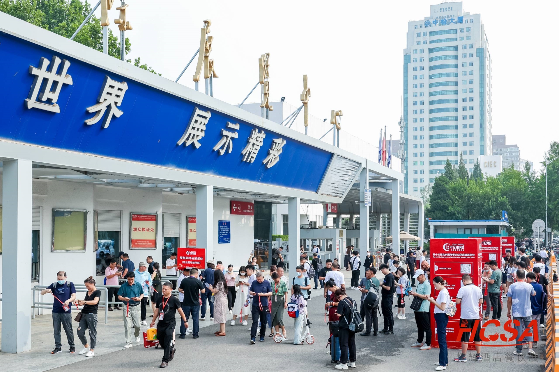 展馆观众.jpg 展馆观众.jpg